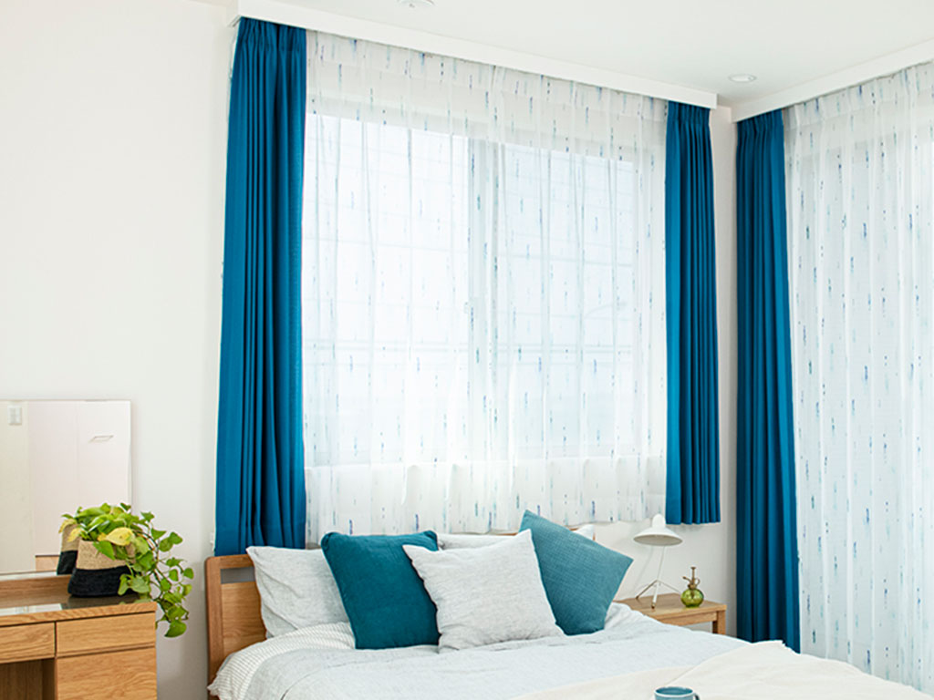 KEYUKA 窓幅広い　水色ストライプドレープカーテンと模様入りのレースカーテン KEYUKA 窓幅広い 水色ストライプドレープカーテンと模様入りの