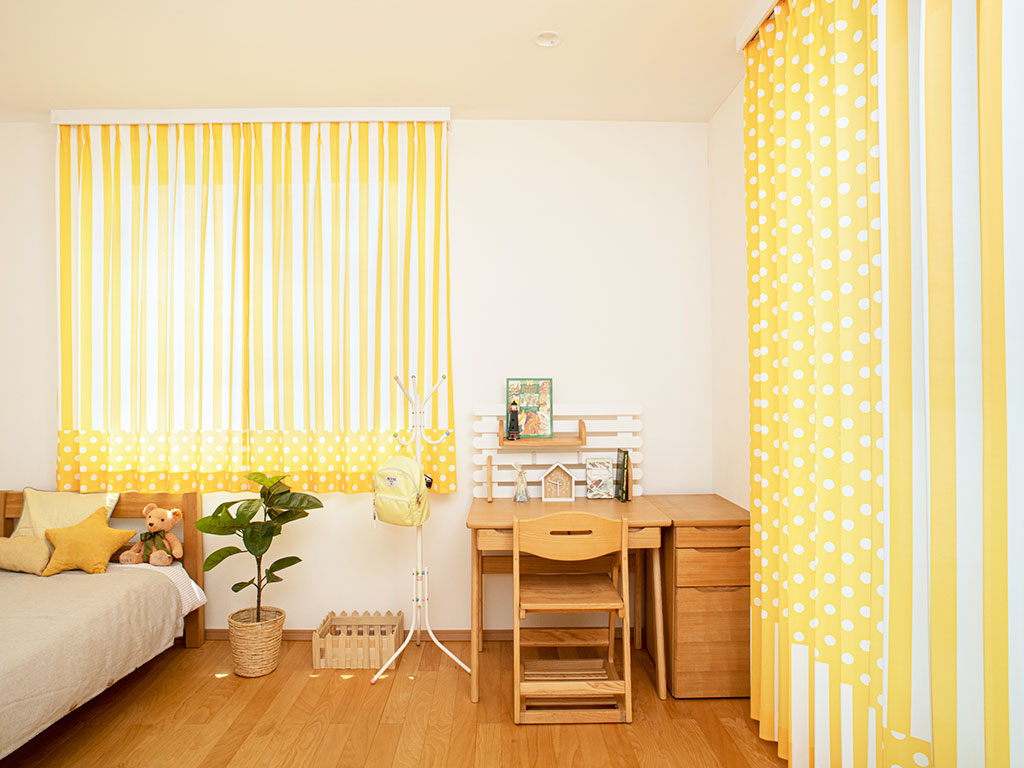 子供部屋にぴったり！ひまわりのようなこっくりとした黄色が