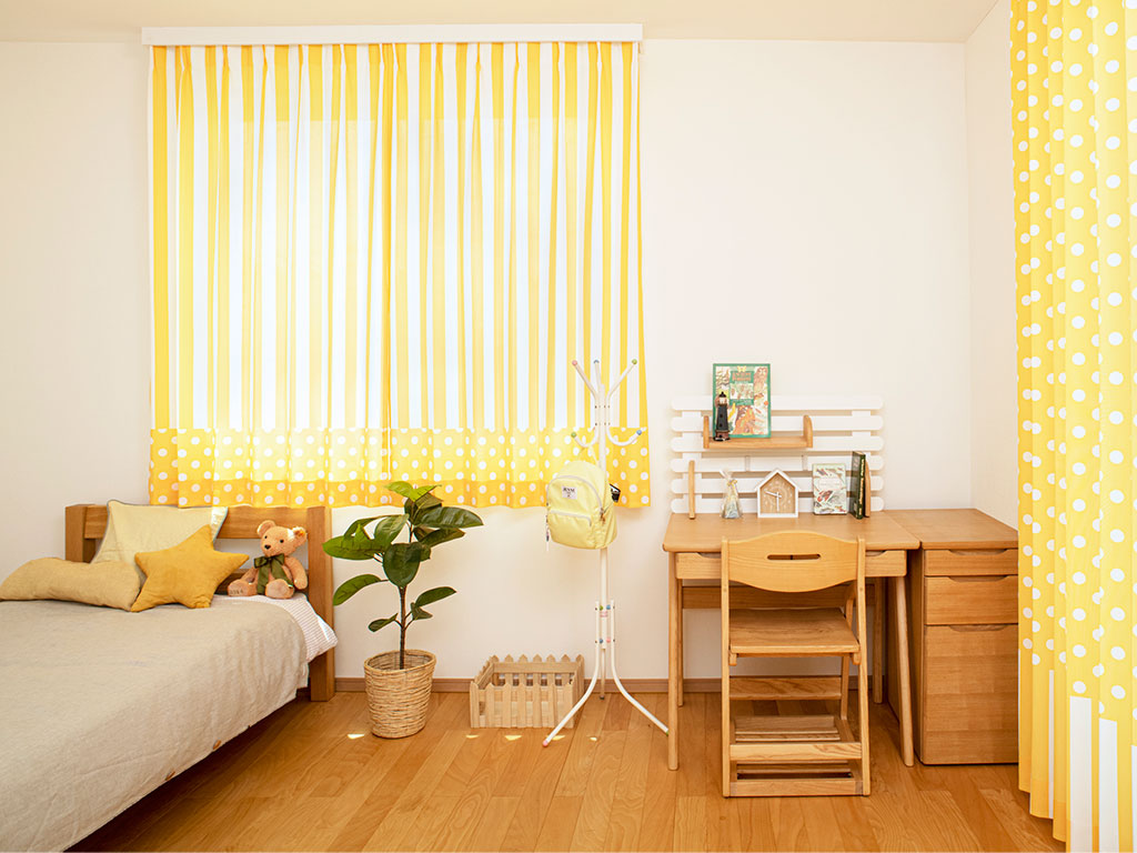 ことも部屋カーテン　自分が好きな写真をオーナーできます、 子供部屋にぴったり！ひまわりのようなこっくりとした黄色が愛らしい