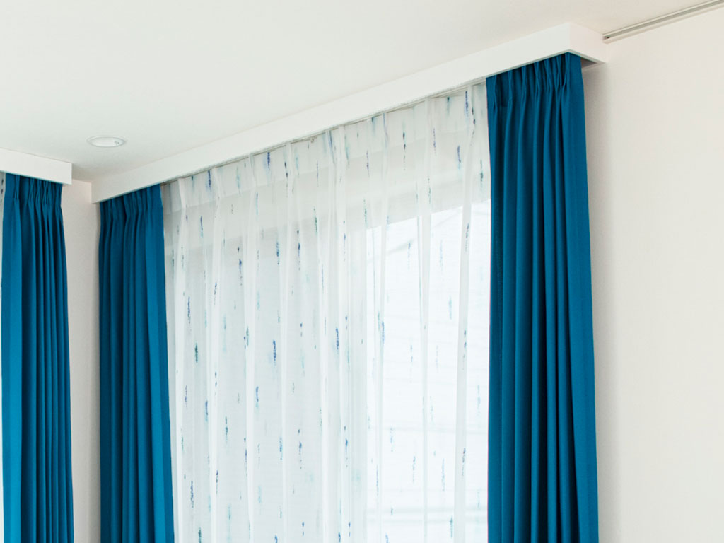 雨模様を表現した美しい水彩テクスチャーで自然を感じる空間に