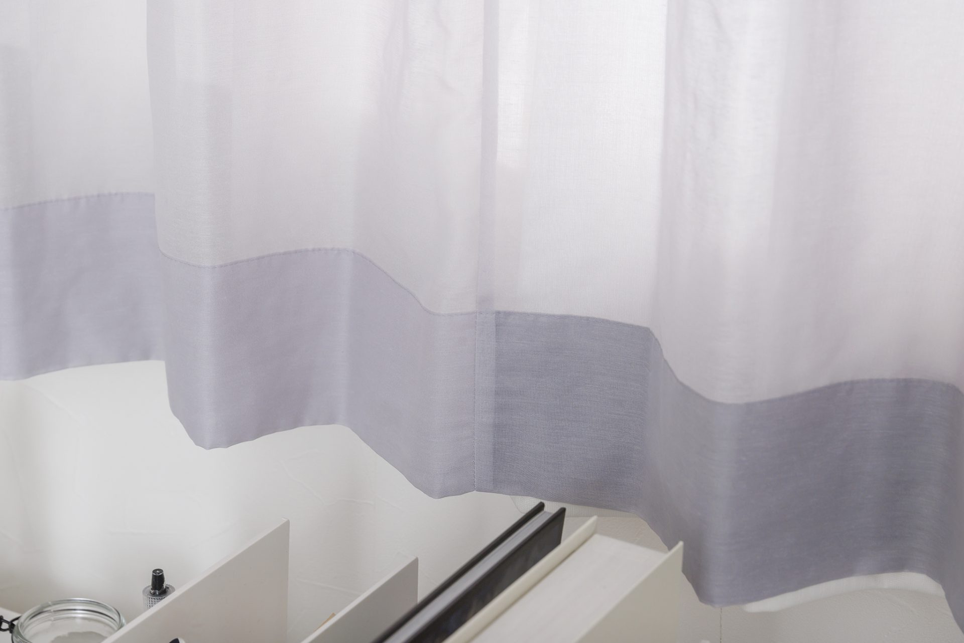 NEW】クールなスタイルを演出するくすみ系グレーのレースカーテン